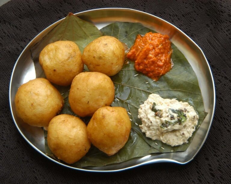 హోటల్ స్టైల్ మైసూర్ బోండా రెసిపీ: గుల్లగా, సున్నితంగా రావడానికి 5 రహస్యాలు! – Perfect Street-Style Mysore Bonda at Home