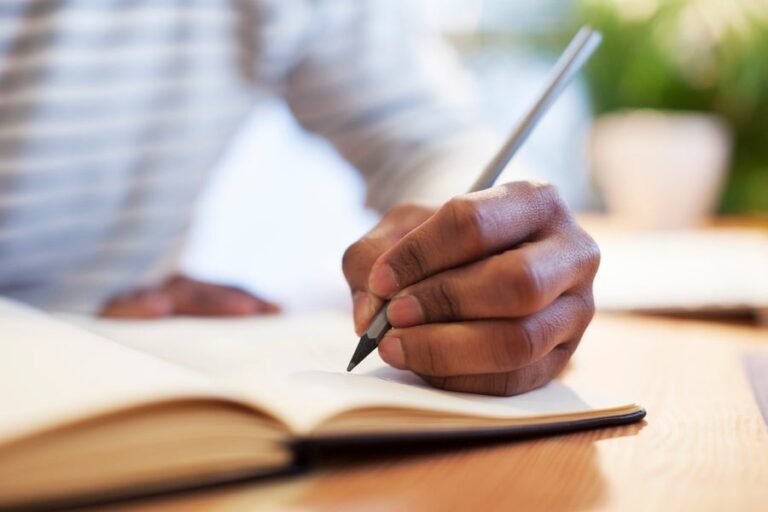 ఎడమచేతి వాటమా? ఈ అద్భుత వాస్తవాలు తెలుసుకోండి! (left-handed facts in telugu : Amazing Truths You Should Know!)